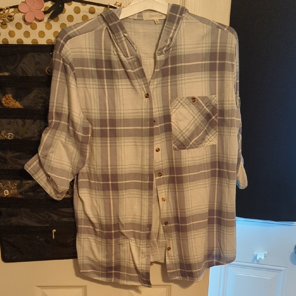 Eden & Olivia Blue and White Button Down Shirt Casual
